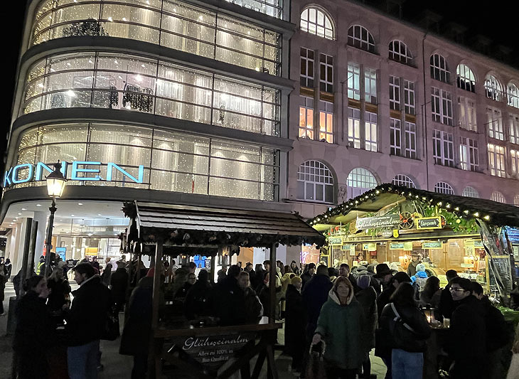 Spöckmeier's Christkindl Stüberl 2022 neu direkt vor dem Alten Hackerhaus in der Sendlingerstr beim Münchner Christkindlmarkt am Marienplatz (©Foto:Martin Schmitz)